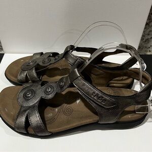 Taos Footwear Silver Metallic Sandals. Size 11